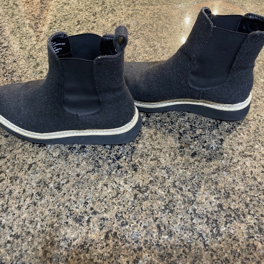 Universal Thread Black Ankle Boots with Elastic Panels